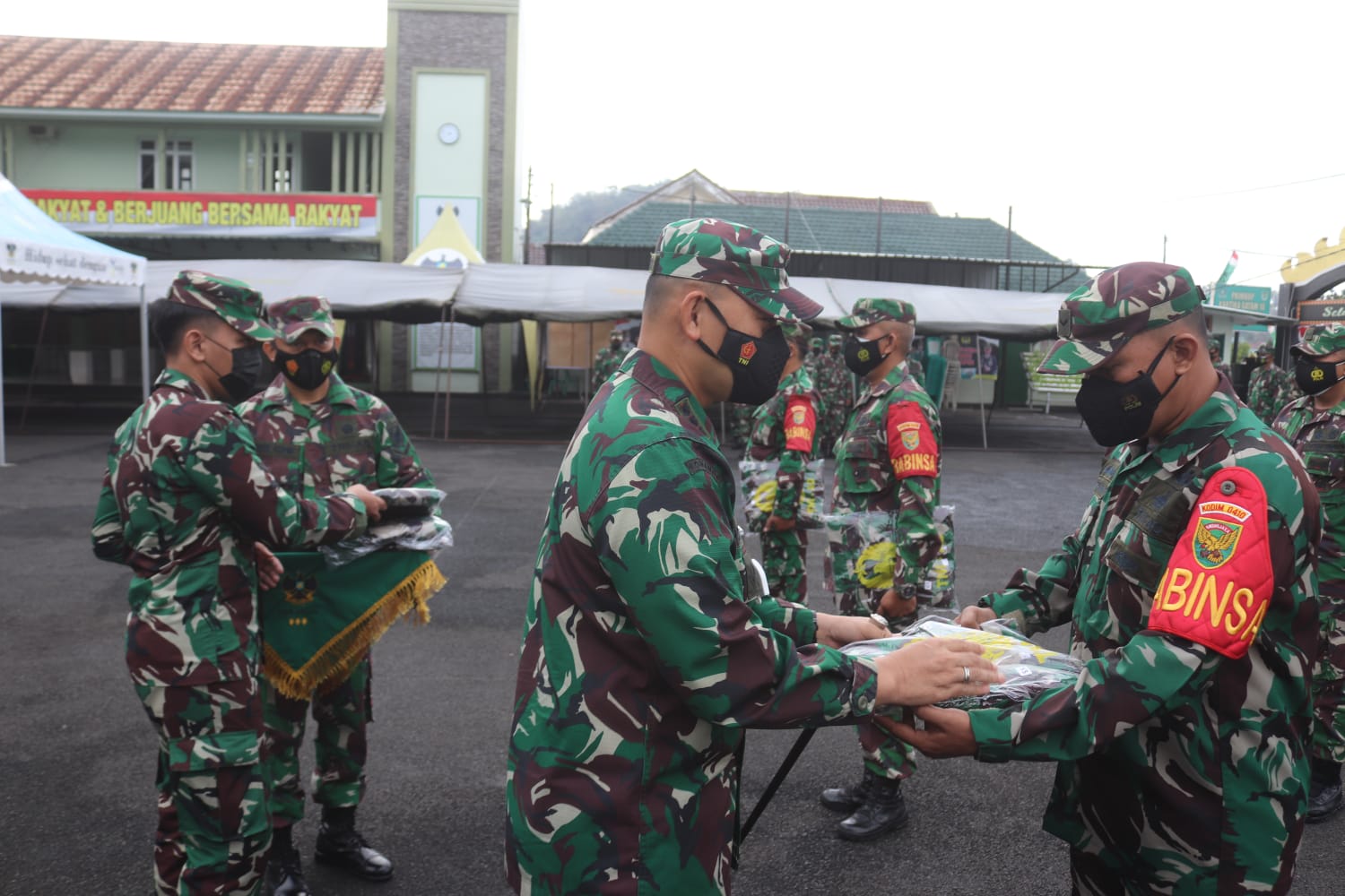 Dandim 0410/KBL Berikan Pakaian PDL ke Personel dan PNS