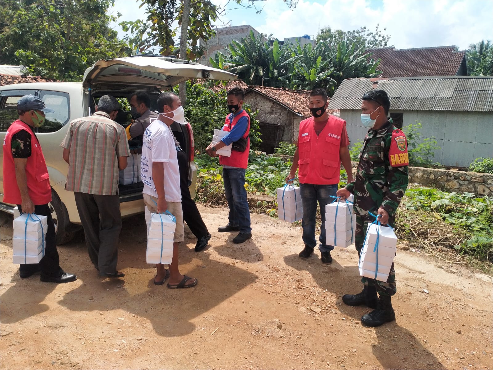 Babinsa Kodim 0410/KBL Berikan Bantuan Nasi Kotak kepada Warga