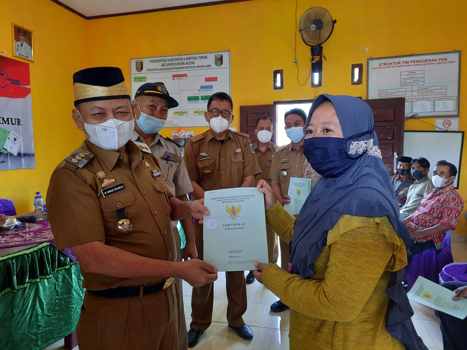 Bupati Lamtim Bagikan Sertifikat Tanah Kepada Warga Desa Mulyo Asri