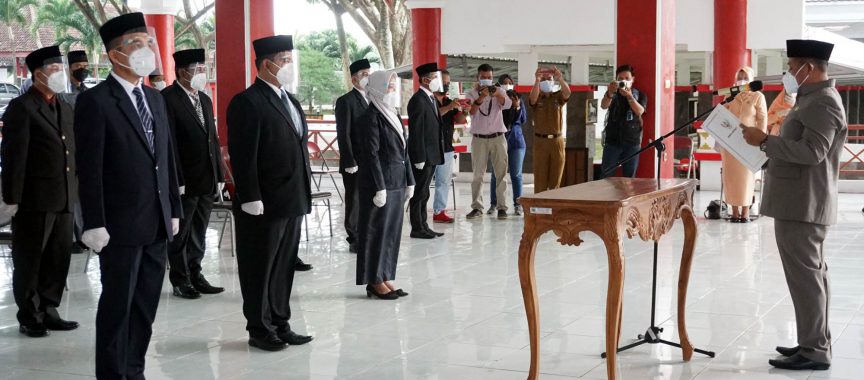 Bupati Lamsel Lantik 6 Pejabat Eselon II