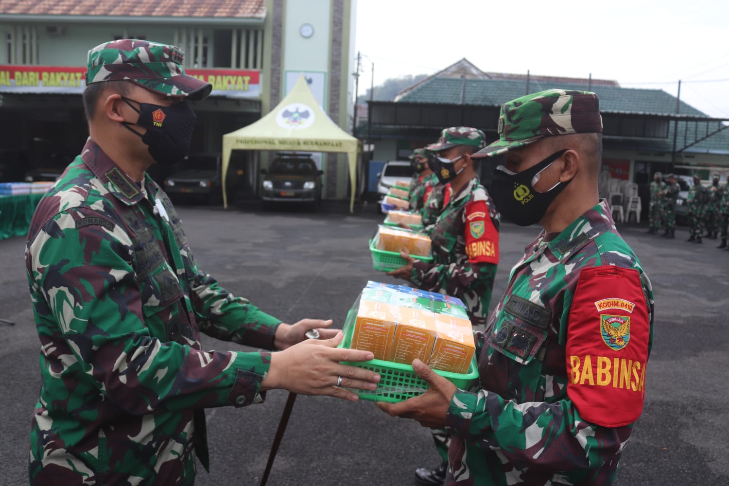 Dandim 0410/KBL Serahkan Simbolis Bantuan Isoman untuk Warga