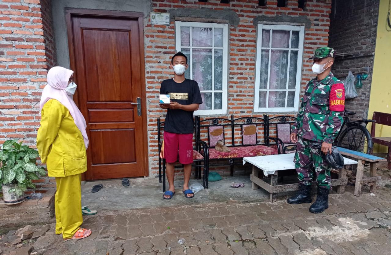 Babinsa Kodim 0410/KBL Bagikan Bantuan Paket Obatan untuk Warga yang Isoman