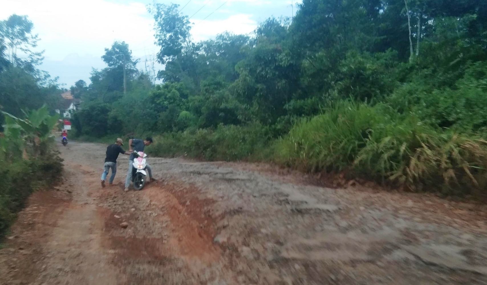 Jalan Semakin Rusak, Warga Pilih Lawan Arah