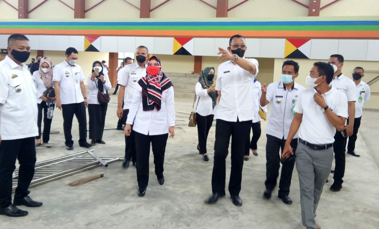 Keliling Kecamatan, Bunda Dewi Kunjungi KWT Hingga Tinjau GOR