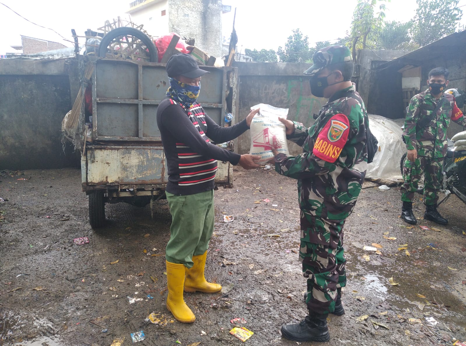 Babinsa Kodim 0410/KBL Salurkan Bantuan Paket Sembako