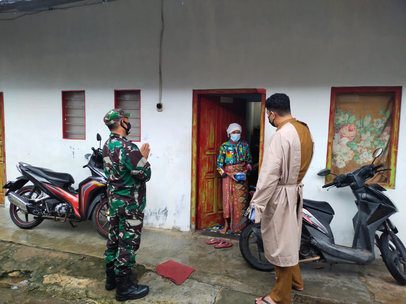 Babinsa Kodim 0410/KBL Berikan Bantuan Paket Obat