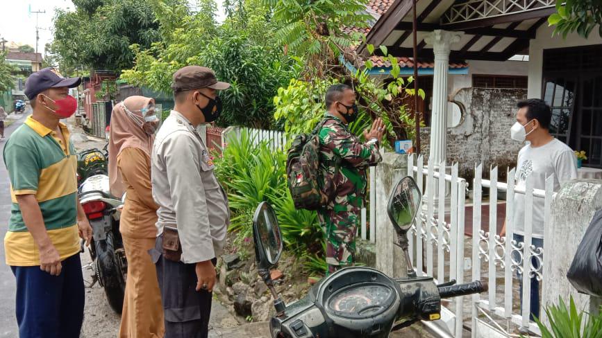 Babinsa Kodim 0410/KBL Salurkan Bantuan Obat ke Warga