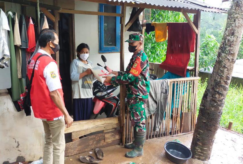 Babinsa Kodim 0410/KBL Salurkan Paket Sembako ke Warga