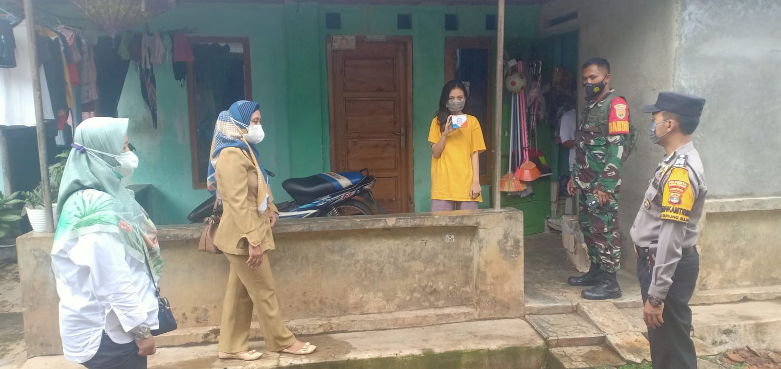 Babinsa Kodim 0410/KBL Berikan Bantuan Obatan ke Warga Isoman