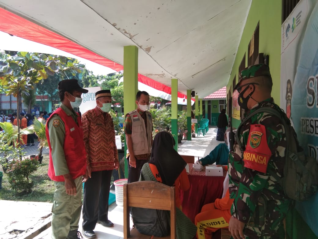 Babinsa Kodim 0410/KBL Ikut Monitoring Giat Vaksinasi di Sekolah
