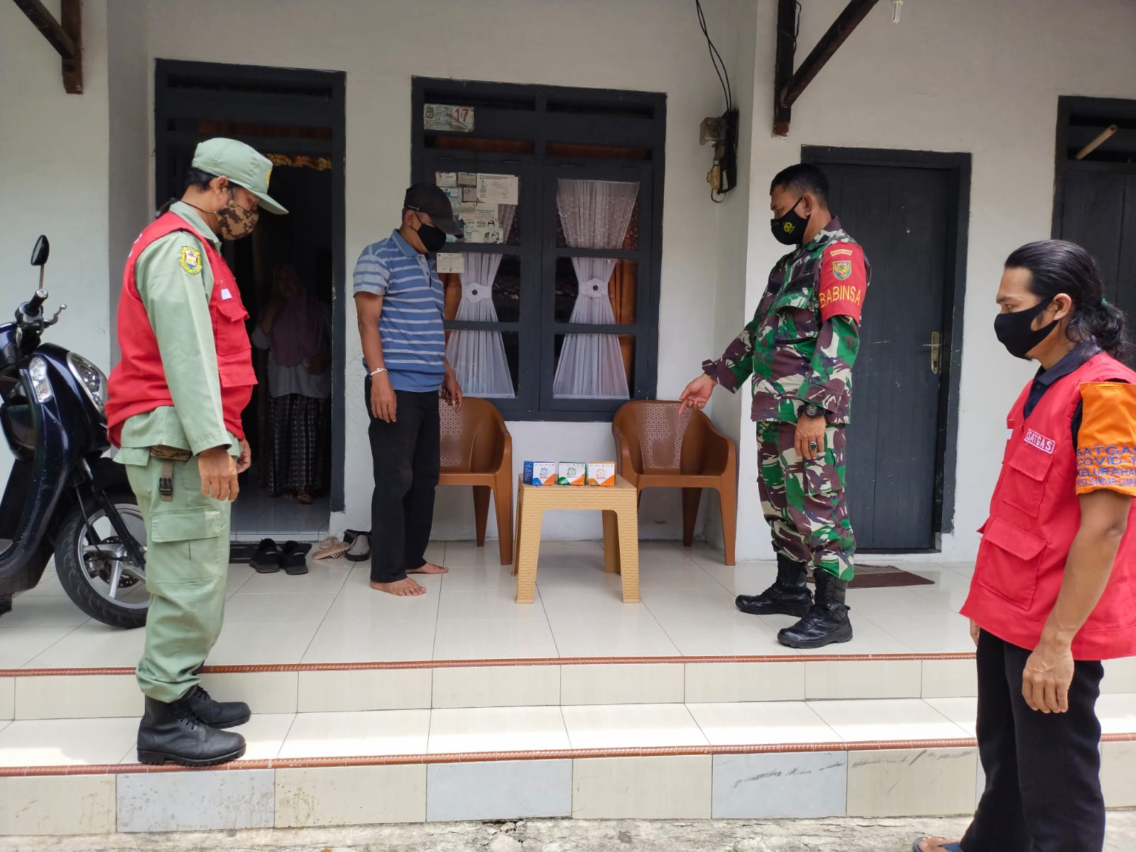 Babinsa Kodim 0410/KBL Baikan Obat-obatan Bagi Warga Isoman