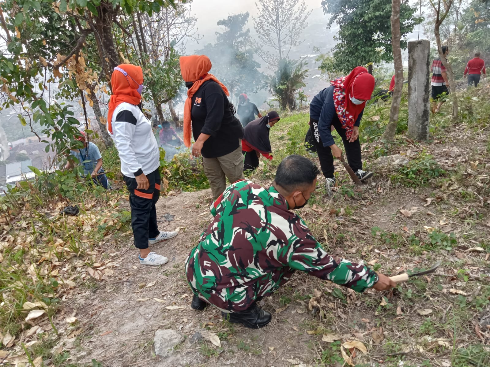 Babinsa Kodim 0410/KBL Gotong Royong bersama Warga