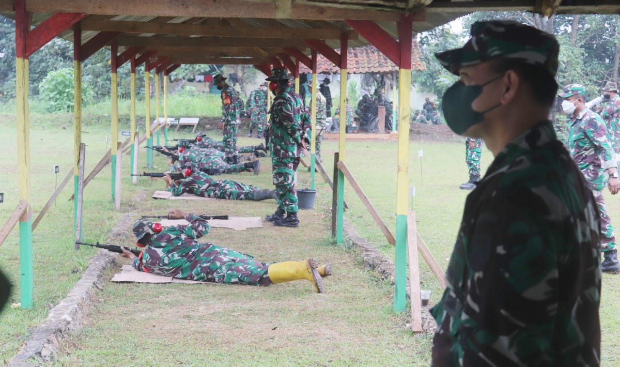 Personel Kodim 0410/KBL Latihan Menembak