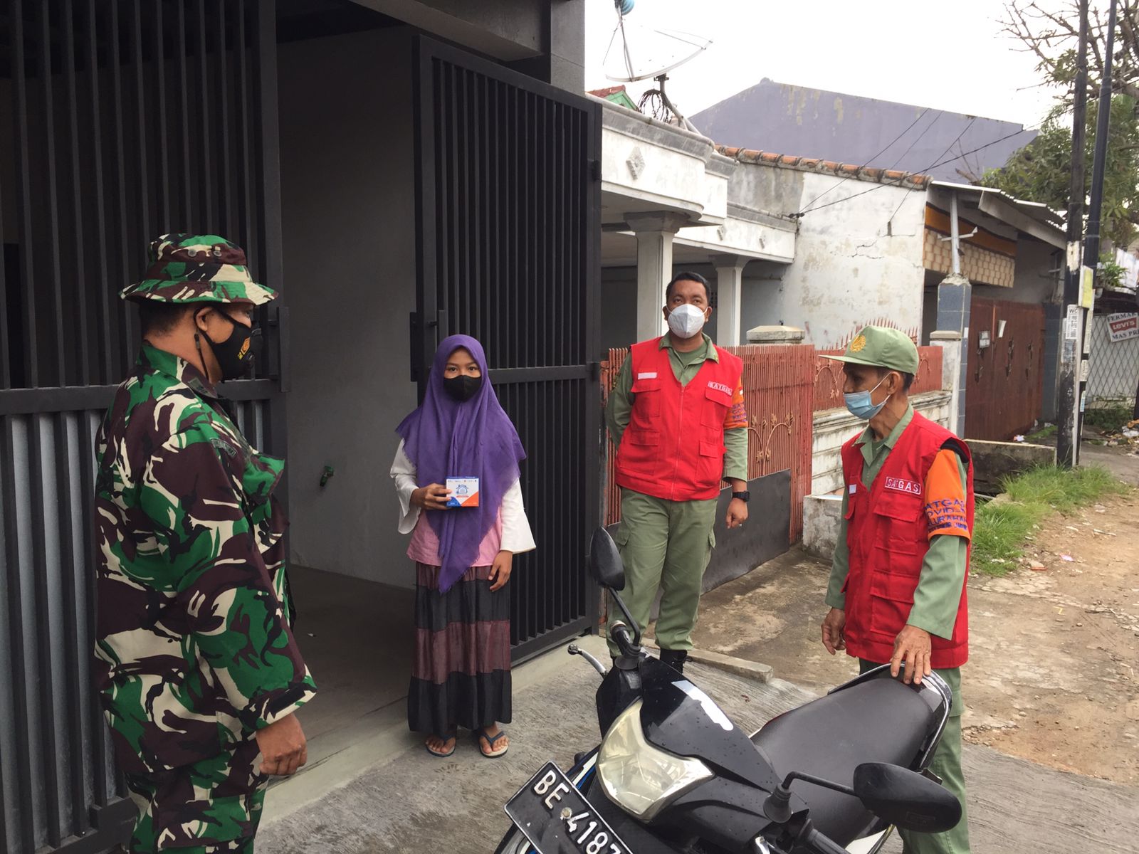 Babinsa Kodim 0410/KBL Berikan Bantuan Obat-obatan ke Warga Isoman
