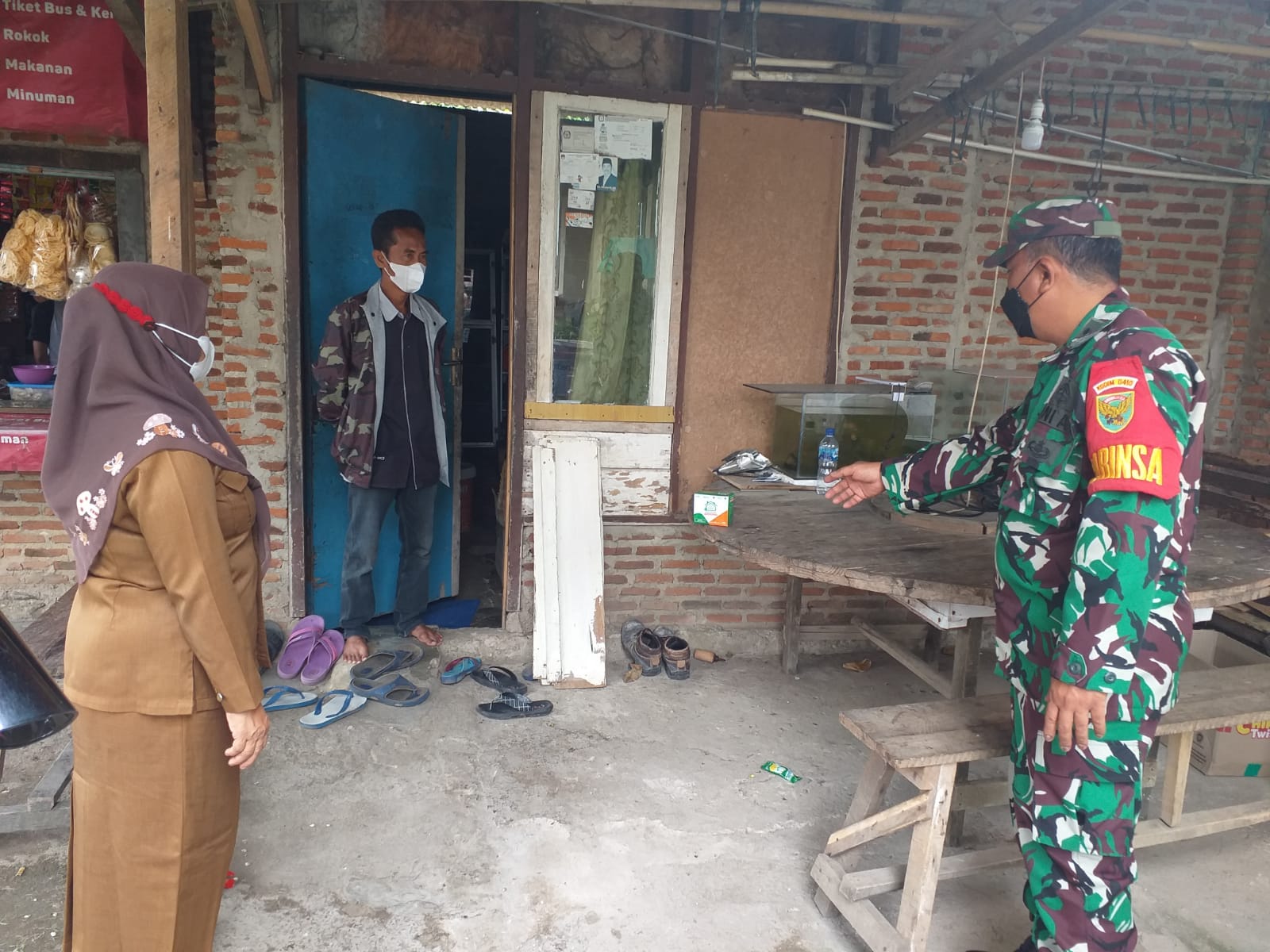 Babinsa Kodim 0410/KBL Berikan Bantuan Obat-obatan