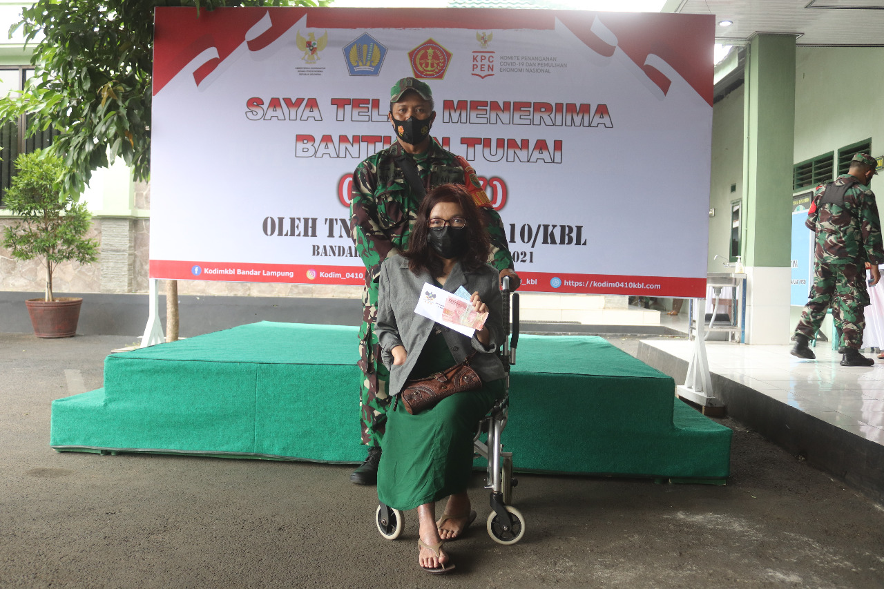 Warga Ini Turut Senang Terima Bantuan Penyaluran BTPKLW dari Kodim 0410/KBL