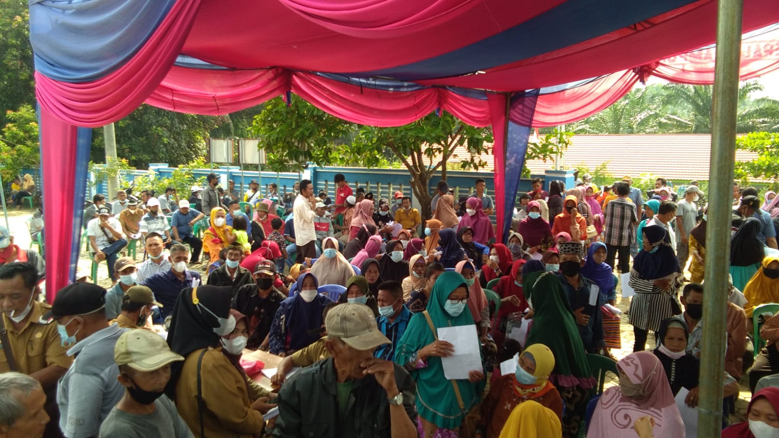 Ratusan Warga di Waytuba Ikut Vaksin