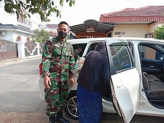 Babinsa Koramil Kedaton, Serda Gaguk Triatno Fasilitasi Warga Untuk Vaksinasi