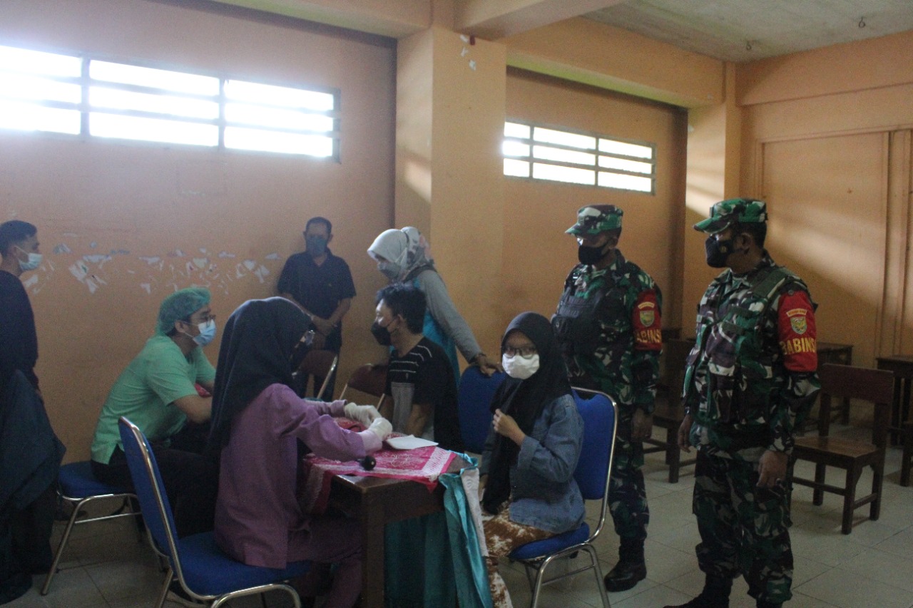 Permudah Mobilisasi Pelajar, Koramil 410-05/TKP Gelar Vaksinasi di Gedung SMA Utama
