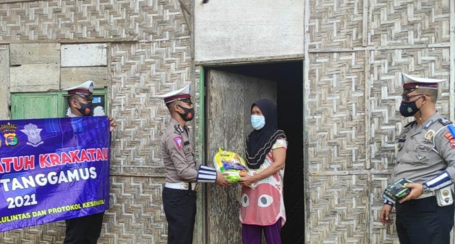 Satlantas Polres Tanggamus Bagikan Ratusan Paket Bansos