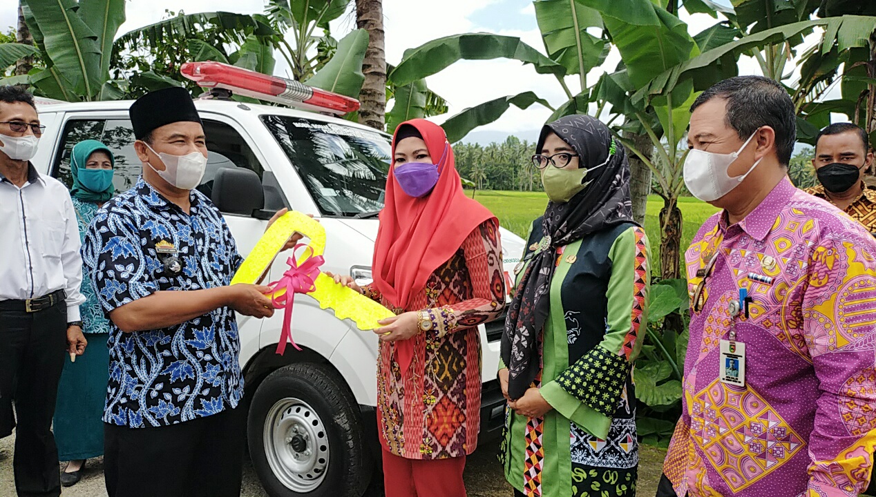 Bupati Serahkan Ambulans untuk Delapan Pekon