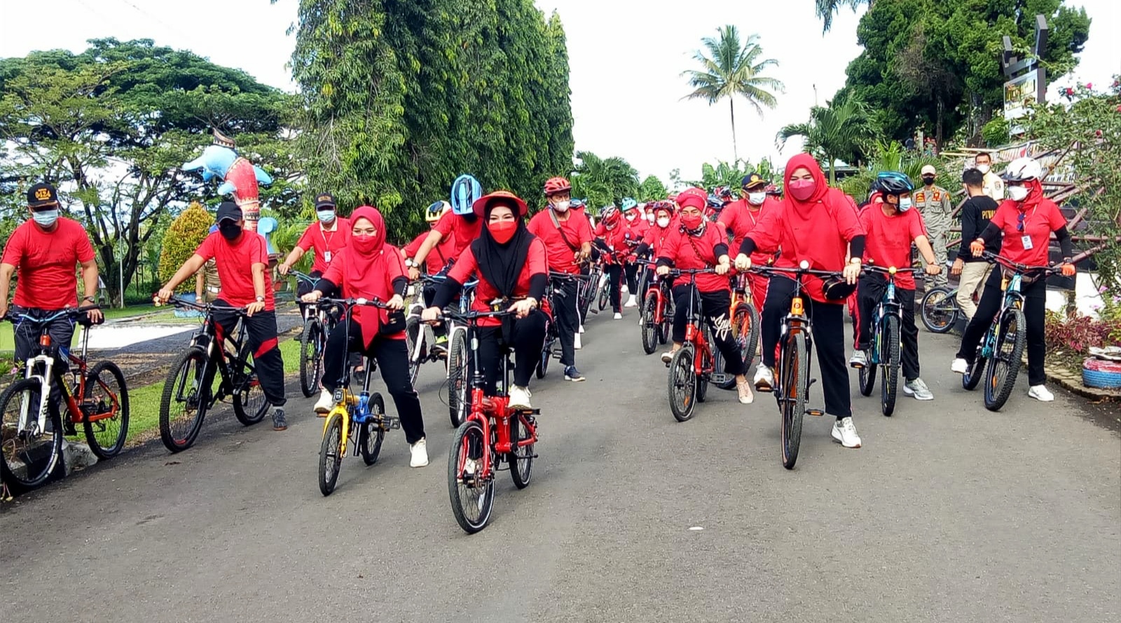 Bunda Dewi Gowes Bareng Gocak
