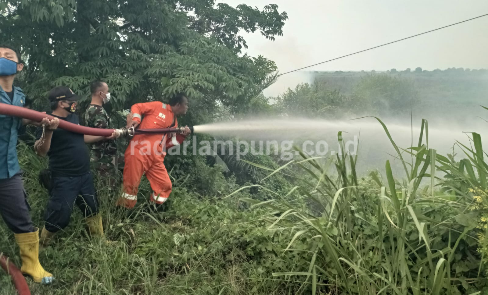 Api Mulai Padam, Anggota Damkar Tetap Siaga