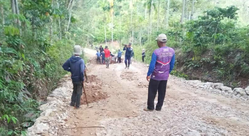 Belum Ada Perhatian, Warga Swadaya Perbaiki Jalan