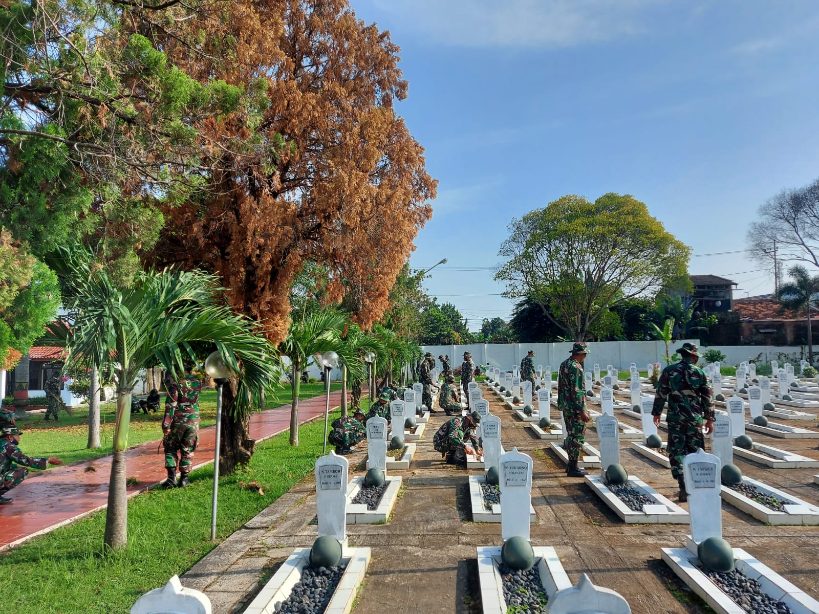 HUT TNI ke-76, Kodim 0410/KBL Bersihkan TMP