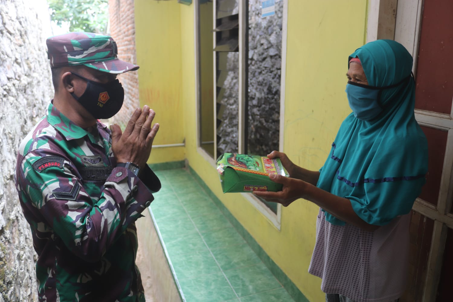 Peduli kepada Masyarakat, Personel Kodim 0410/KBL Berbagi kepada Masyarakat
