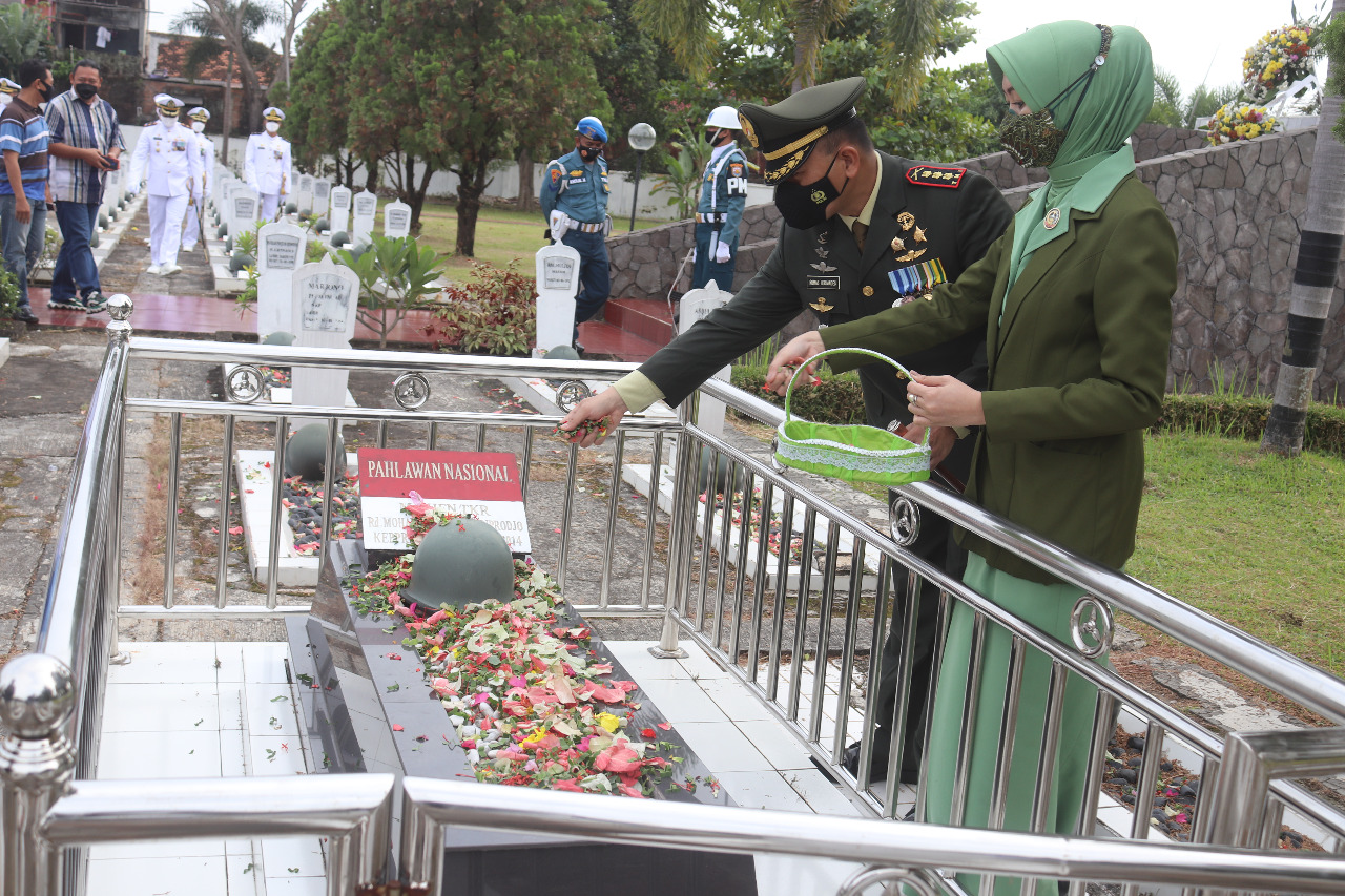 HUT TNI ke-76, Dandim 0410/KBL Ziarah ke TMP
