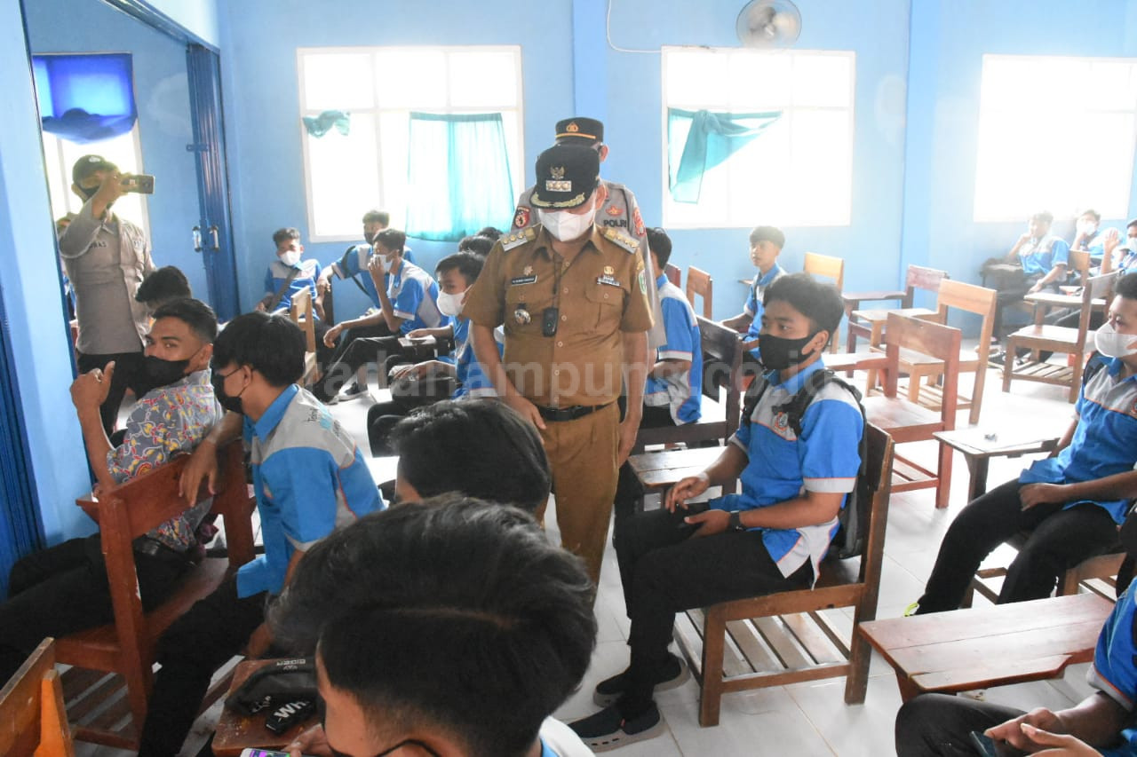 Masuk Level 2 PPKM, Bupati Lamtim Pantau Vaksinasi Pelajar