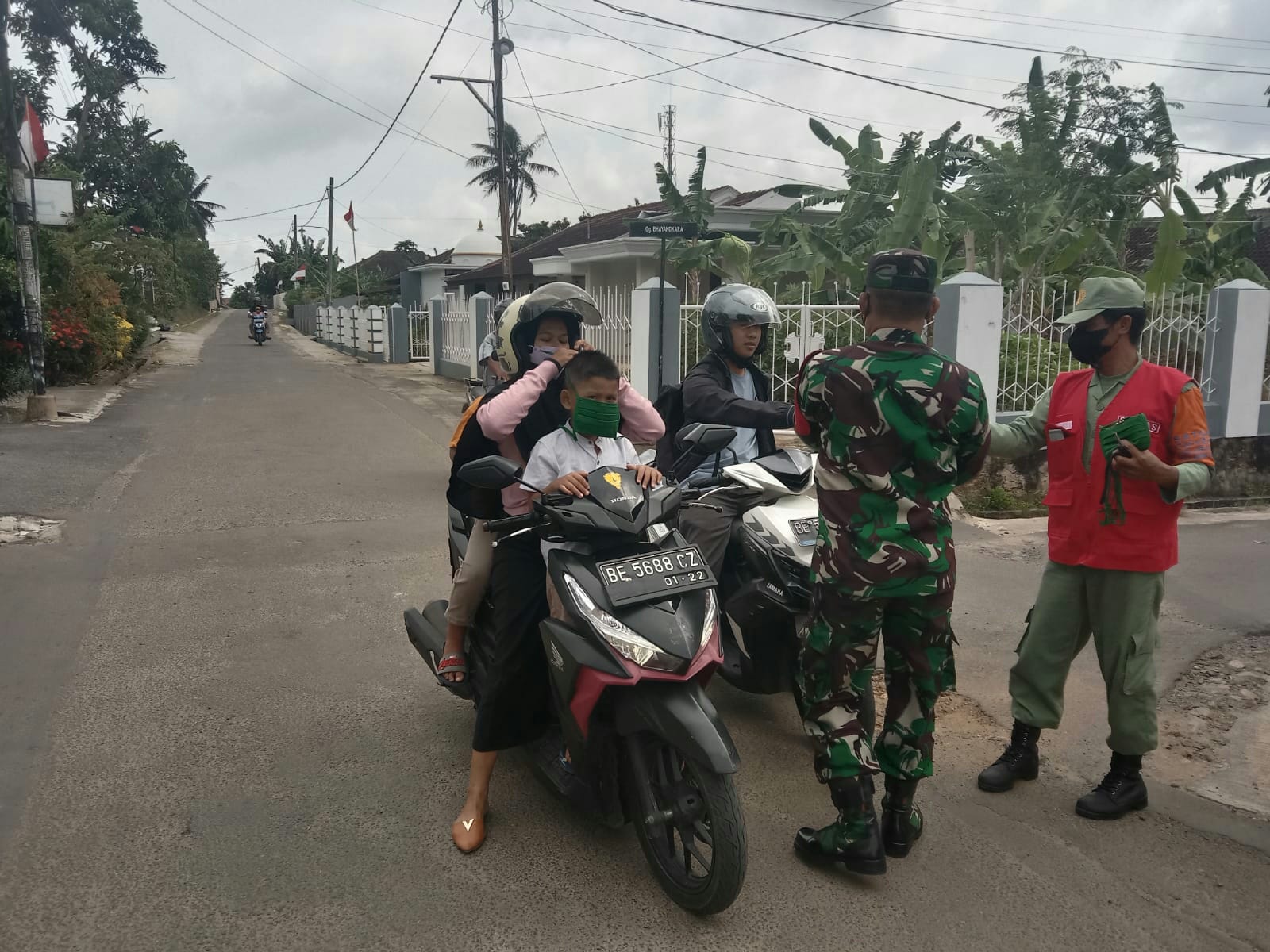 Lindungi Warga Dari Penularan Covid-19 Babinsa Kedaton Bagikan Masker Gratis
