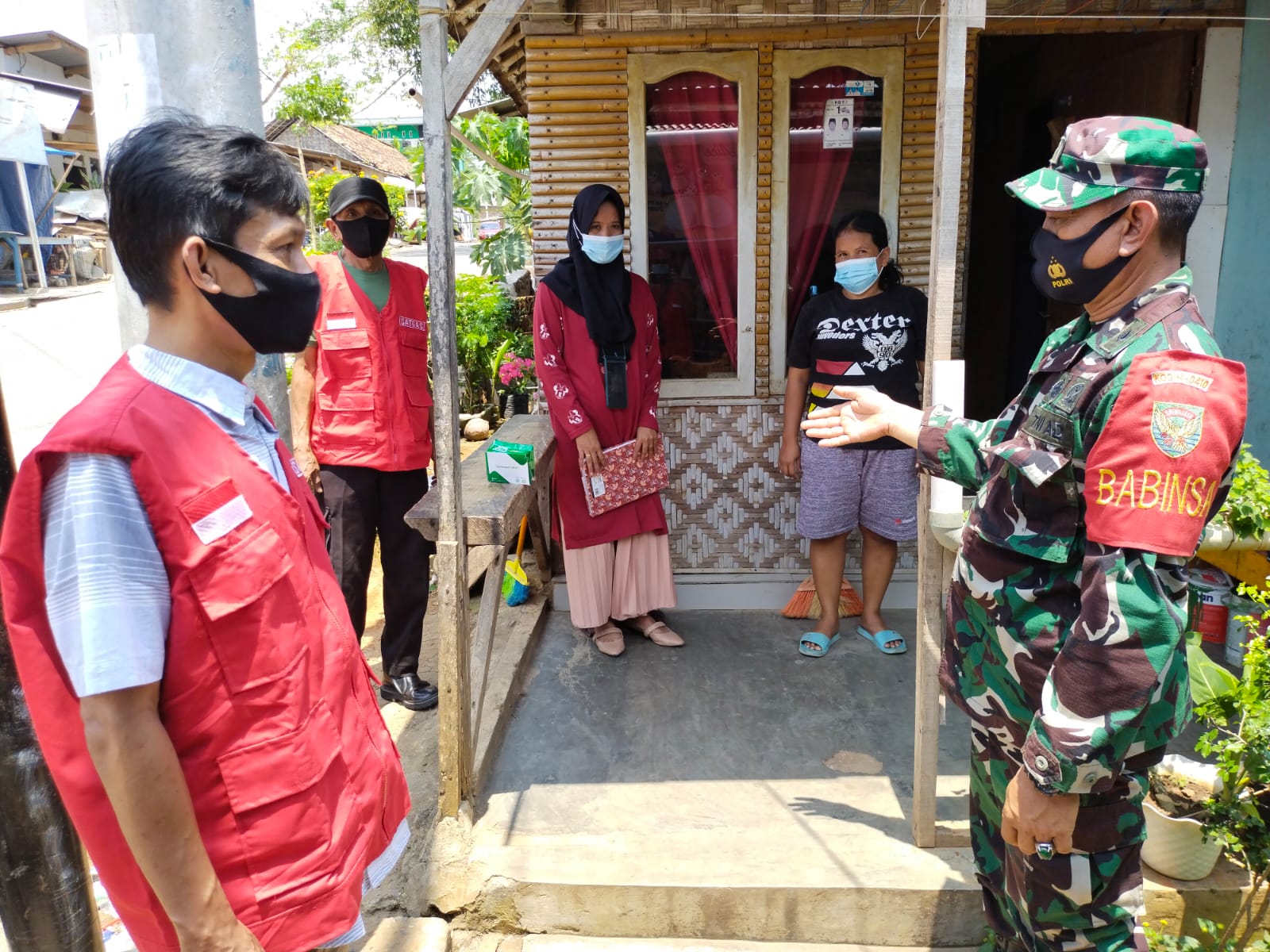 Babinsa Kodim 0410/KBL Salurkan Bantuan Obat untuk Warga Isoman