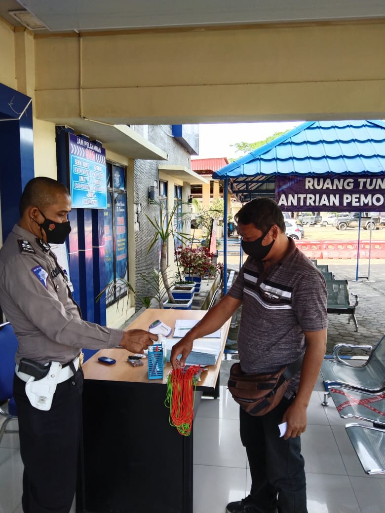 Tingkatkan Pelayanan Publik, Pemohon SIM dan Wajib Pajak Polres Lamtim Wajib Cek Suhu
