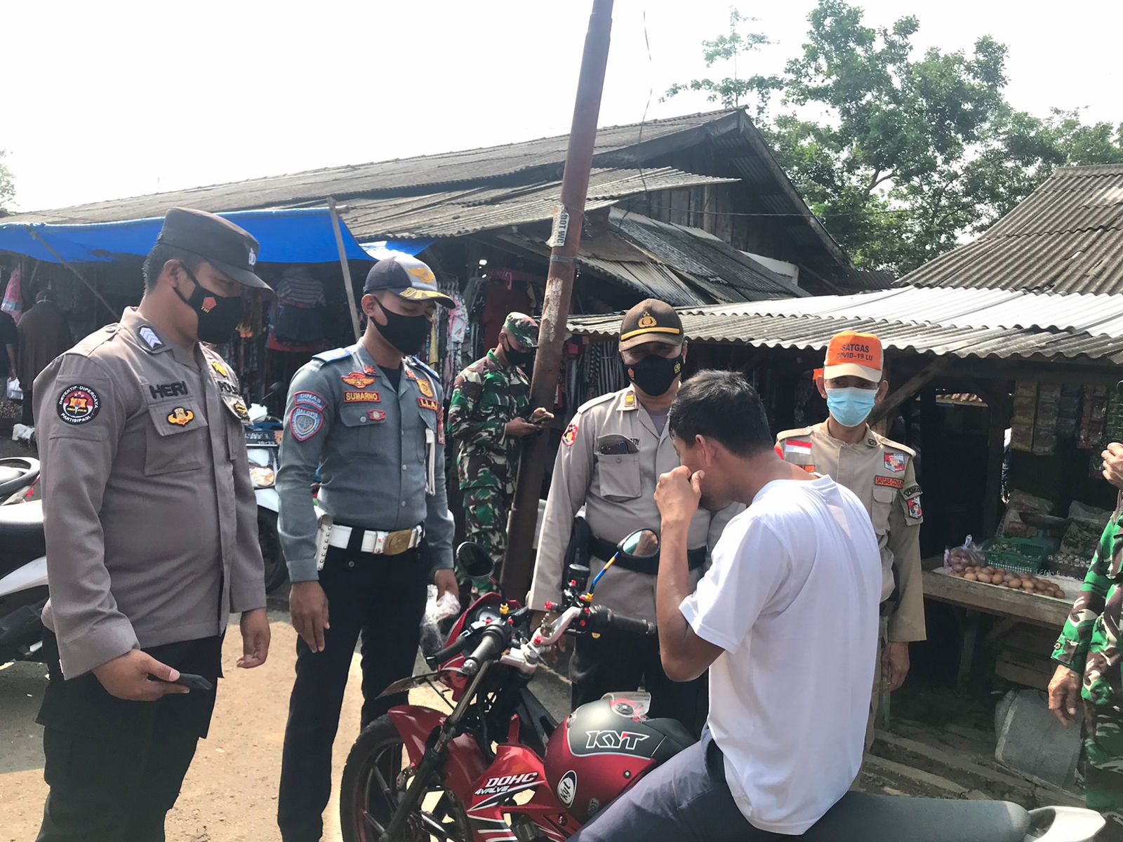 Tegakkan Disiplin Prokes, Petugas Gelar Operasi di Pasar Sentral Kotabumi