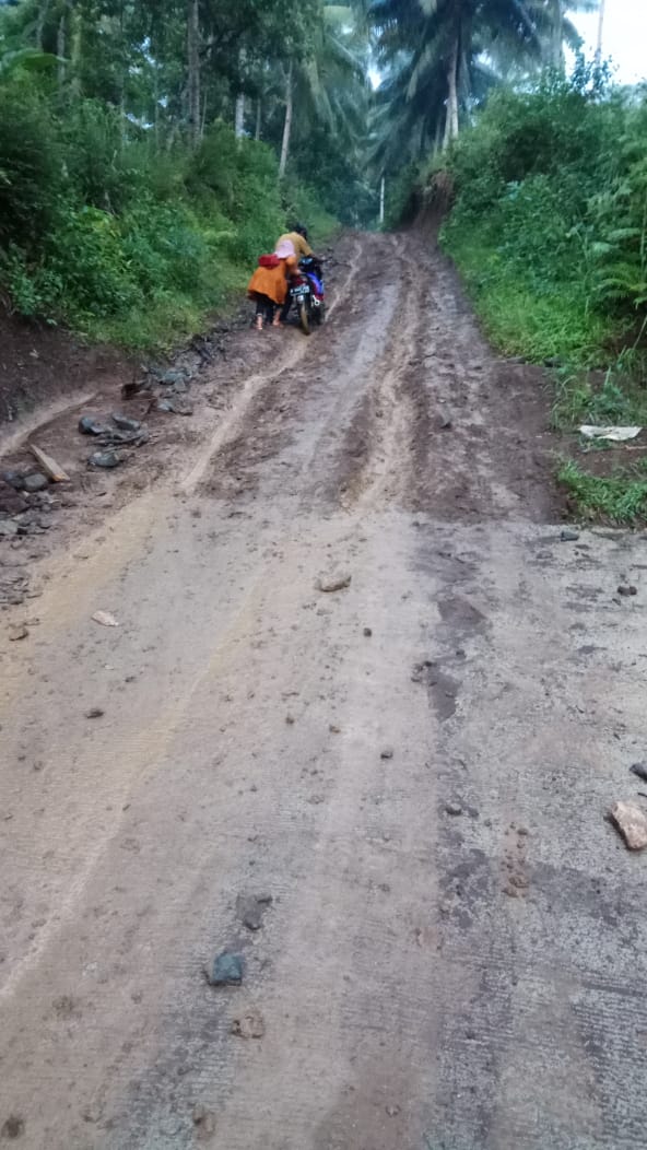 Di Pekon ini, Jalan Masih Rusak Jembatan Belum juga Dibangun