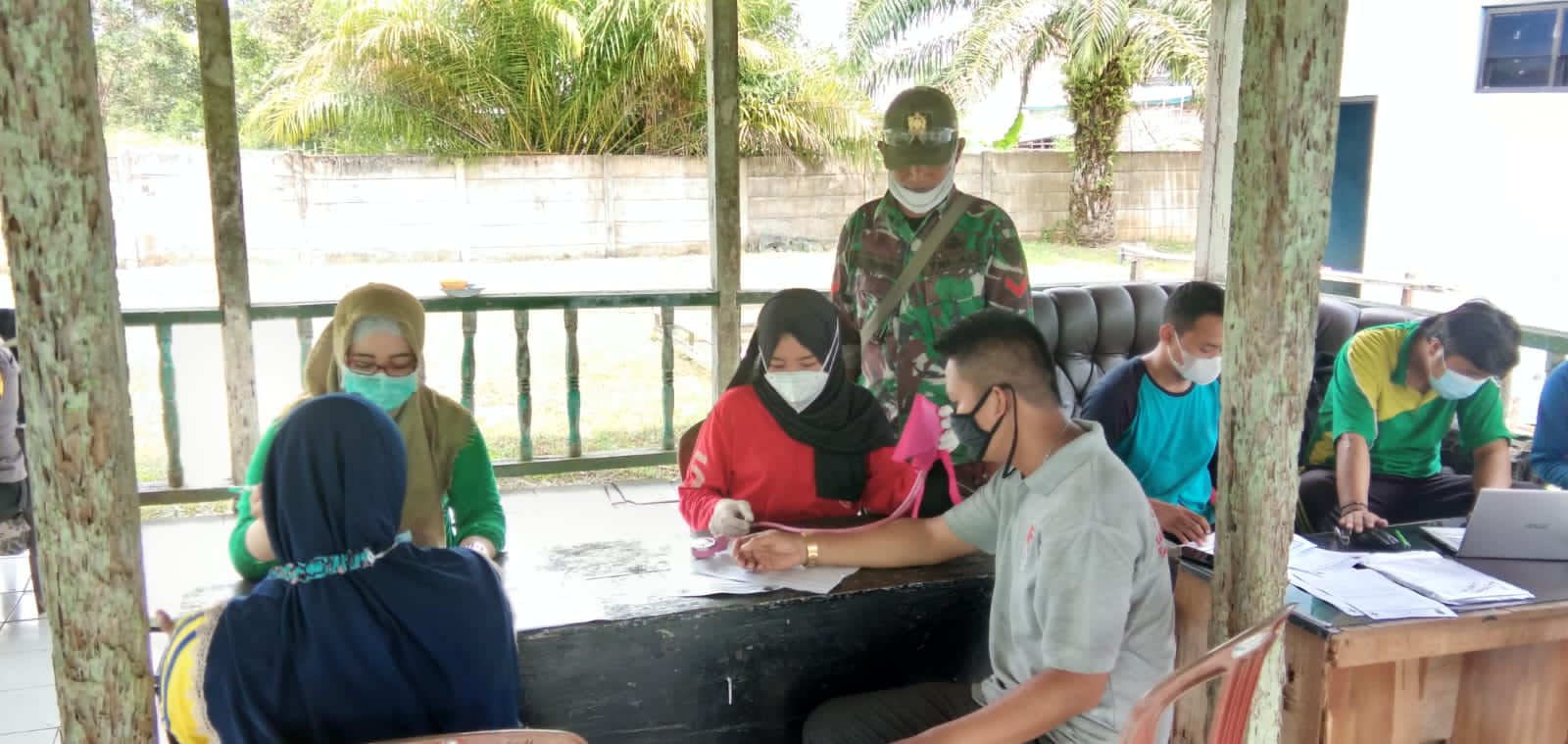 Koramil 426-01 Pantau Vaksinasi COVID-19 di Mesuji