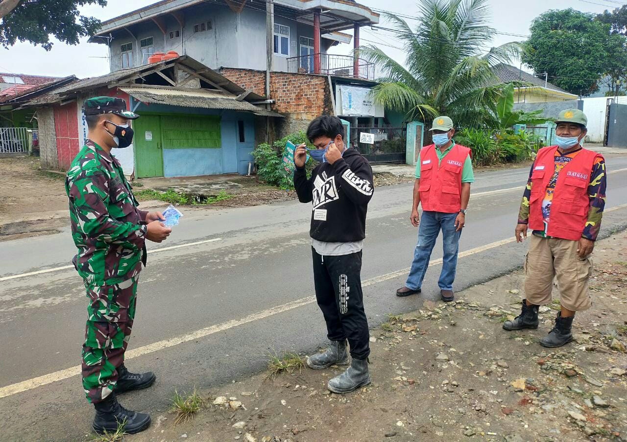 Patroli Wilayah, Serda Gaguk Triyatno Imbau Warga Jangan Kendor 5 M
