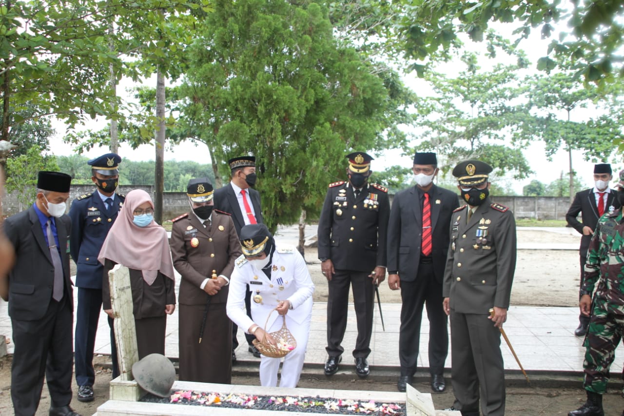 Peringati Hari Pahlawan, Forkopimda Tulangbawang Ziarah ke Makam Pahlawan