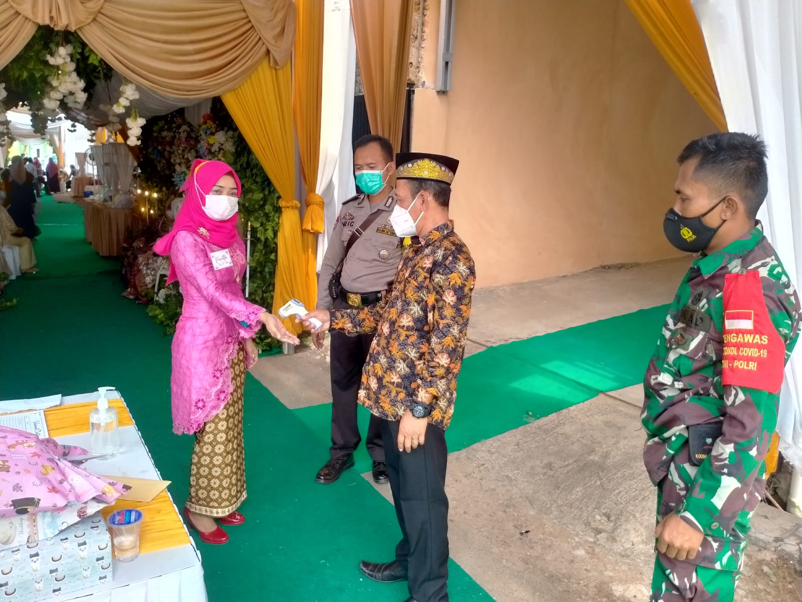 Bersinergi, Babinsa Koramil TKT dan Bhabinkamtibmas Imbau Warga Patuhi Prokes di Lokasi Hajatan