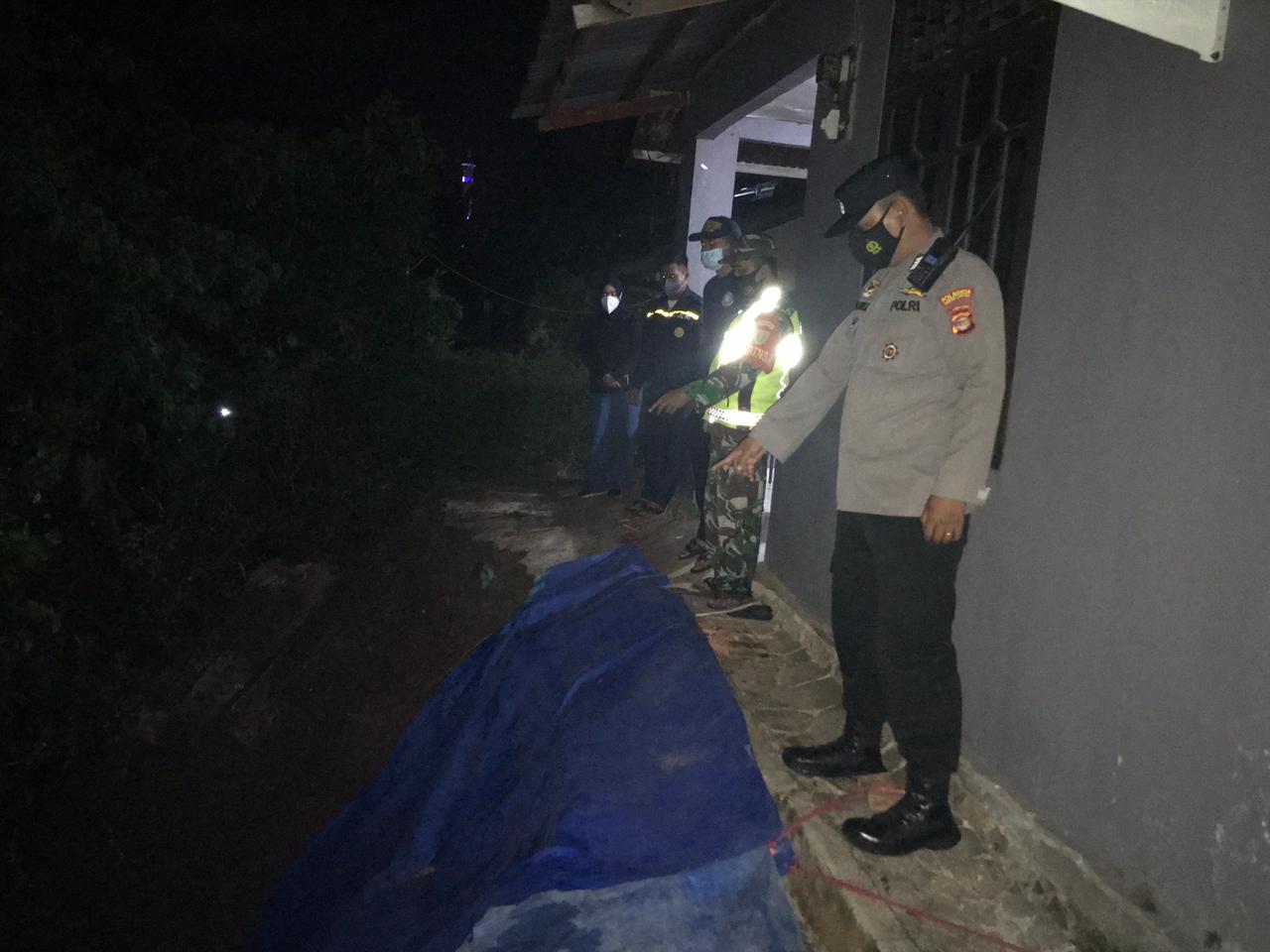 Peduli Warga, Tiga Pilar Kelurahan Sumur Batu Pantau Lokasi Longsor di Wilayah