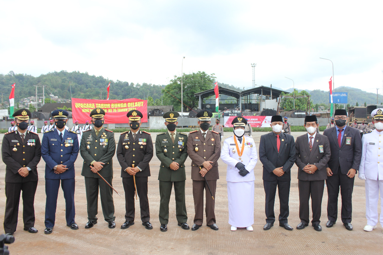 Kenang Jasa Pahlawan, Dandim 0410/KBL Ikuti Upacara dan Tabur Bunga di Laut