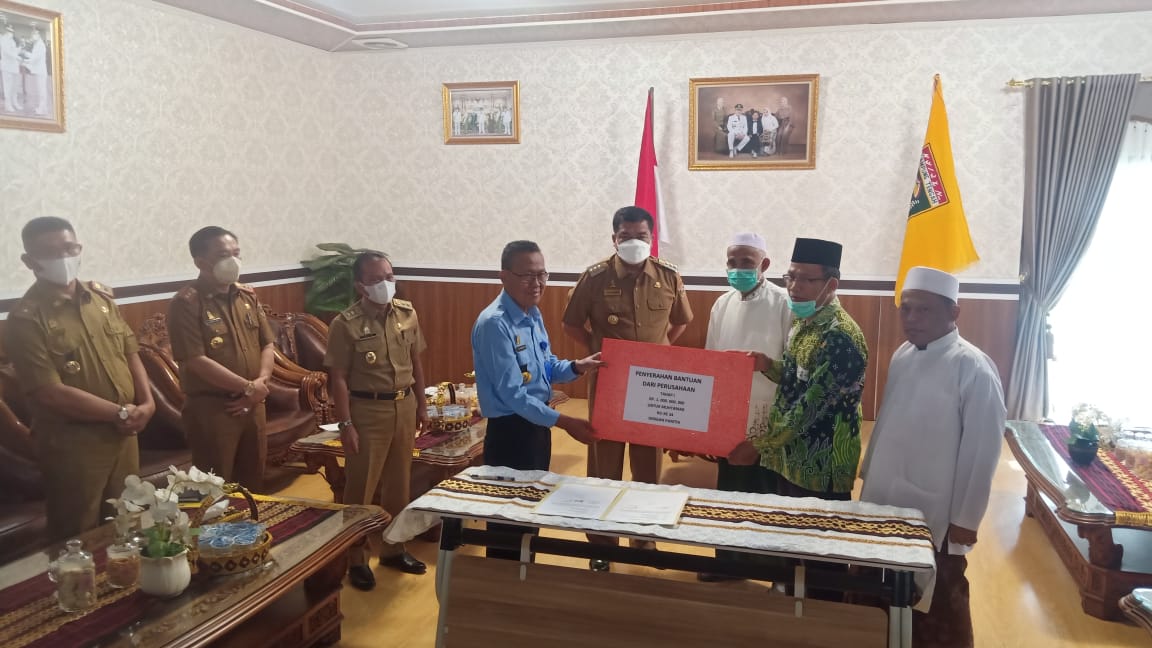 Bantuan Pengusaha Rp1 M Diserahkan Pemkab Lamteng ke Panitia Muktamar