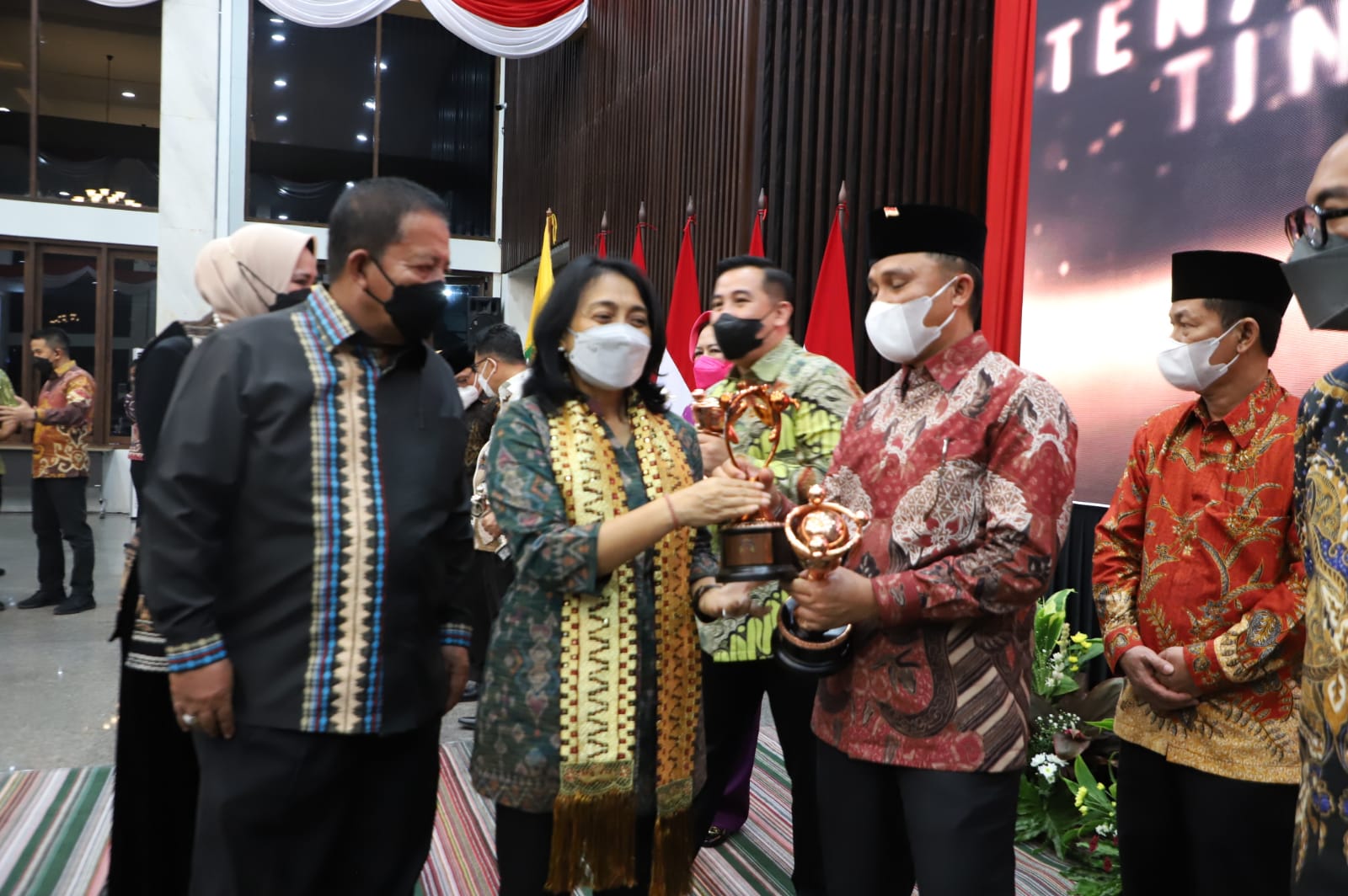 Bupati Lambar Terima Anugerah Parahita Ekapraya