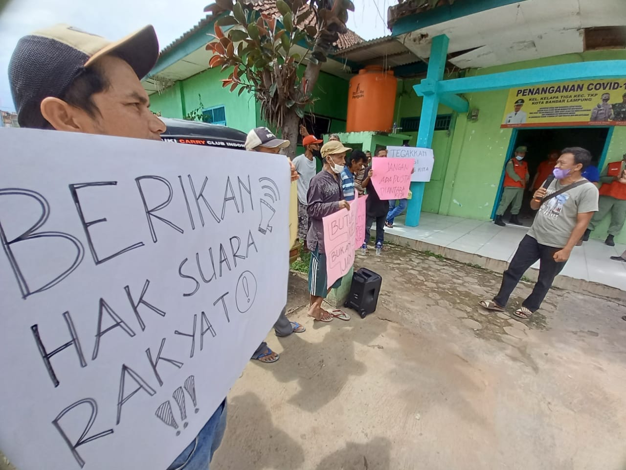 Datangi Kantor Kelurahan, Warga Kelapa Tiga Desak Ada Pemilihan RT
