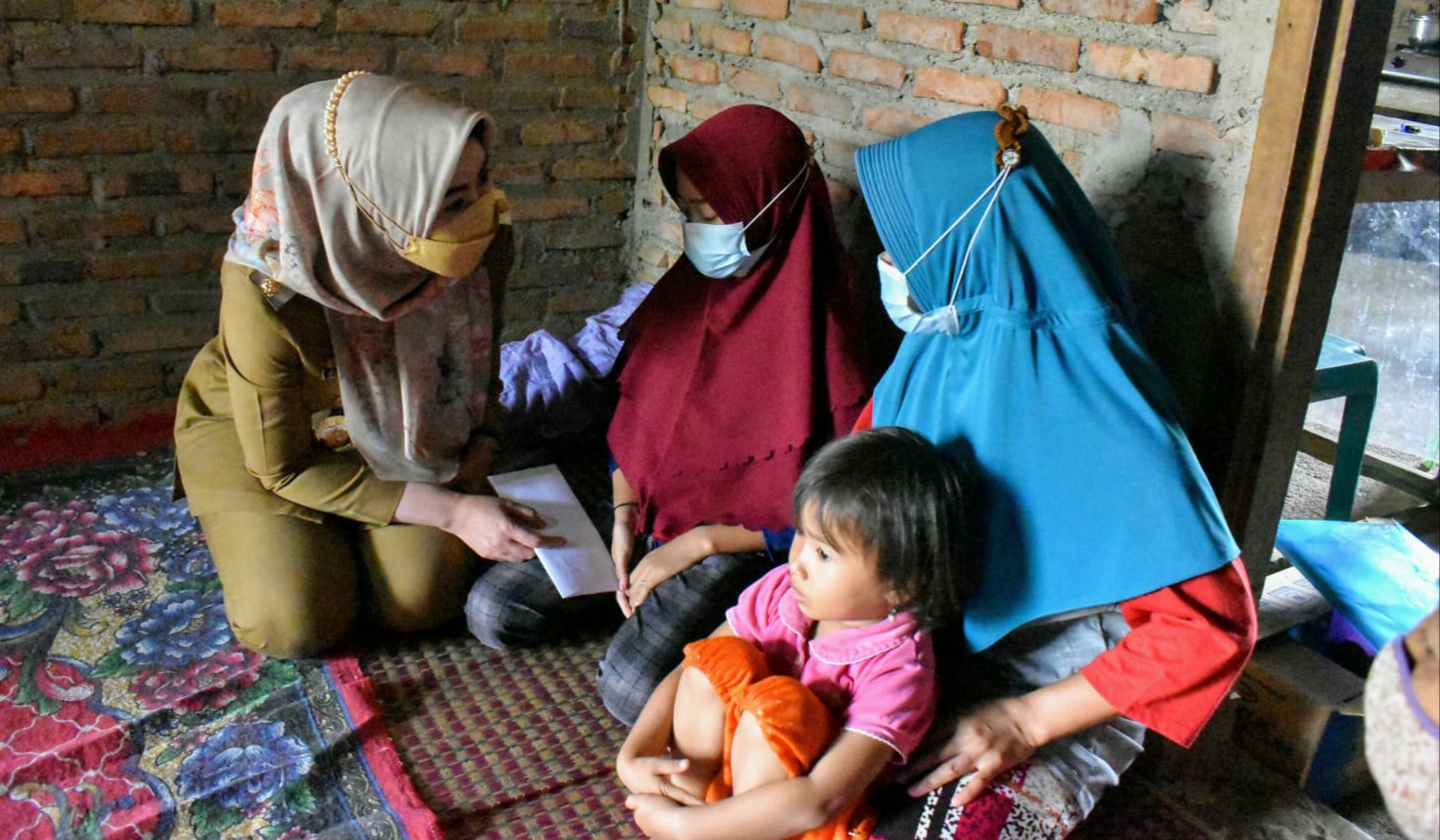 Bupati Kunjungi dan Beri Bantuan Warga yang Sakit
