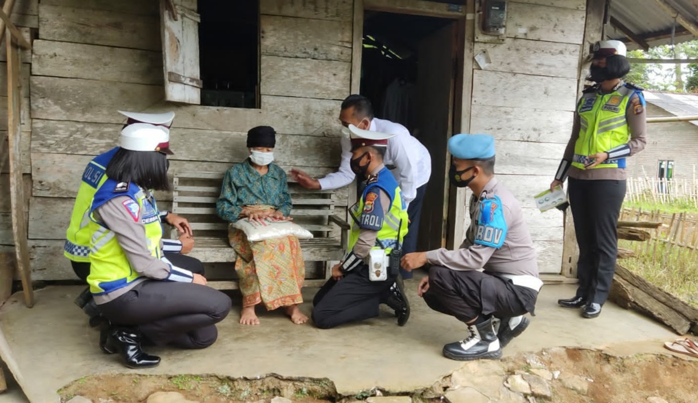 Operasi Zebra, Satlantas Polres Tanggamus Bagian Ratusan Paket Sembako