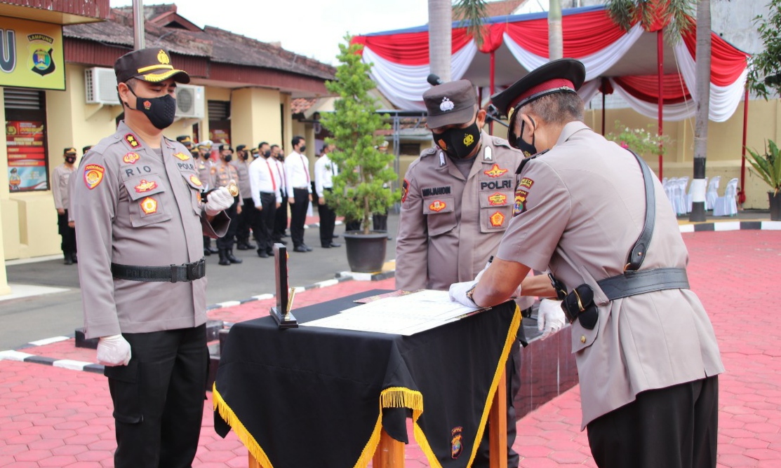 Jabatan Kabagren Polres Pringsewu dan Kapolsek Pringsewu Kota Diserahterimakan