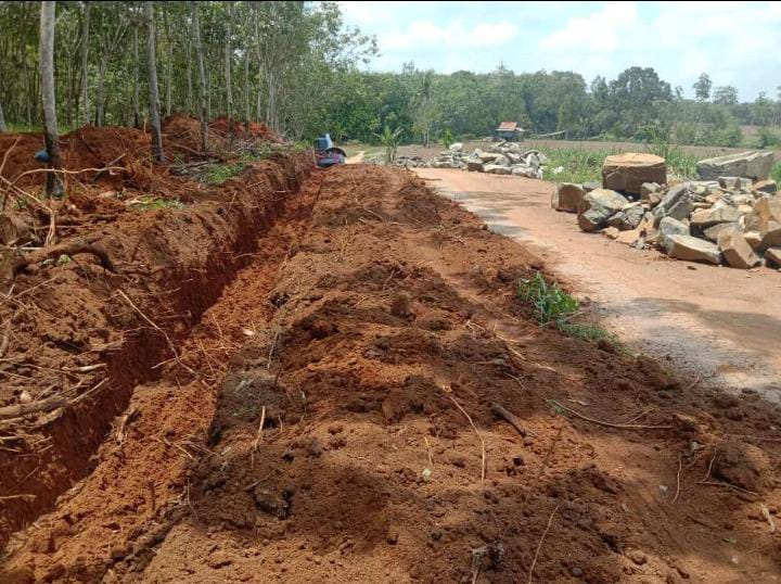 Bangun Jalan Kampung Pakai Dana Desa